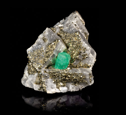 黄鉄鉱と方解石上のエメラルドの結晶(再構成の可能性あり)